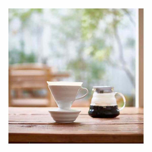 Bandeja coletora elegante em porcelana Hario V60 para café filtrado de qualidade. Adicione charme à sua rotina matinal!