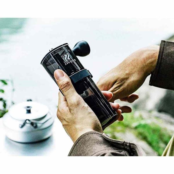 Moinho de café premium Hario Zebrang para moer grãos frescos. Desfrute de café fresco em casa! Ideal para verdadeiros apreciadores.