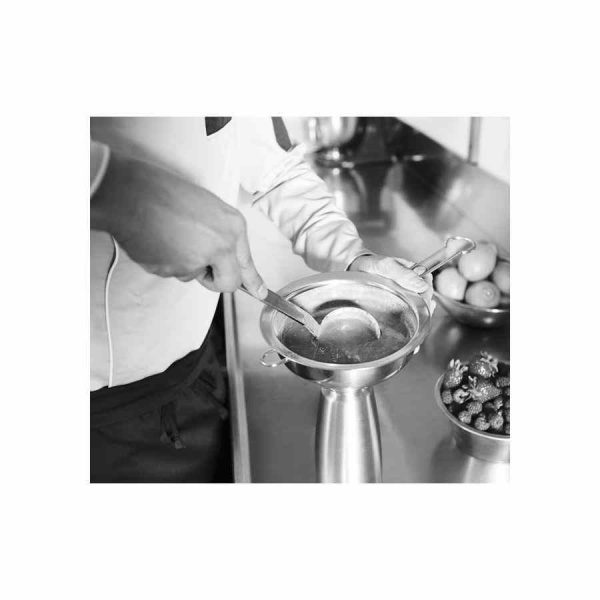 Funil e peneira iSi em aço inoxidável resistente para cozinha, prático e durável. Adquira já este utensílio funcional!