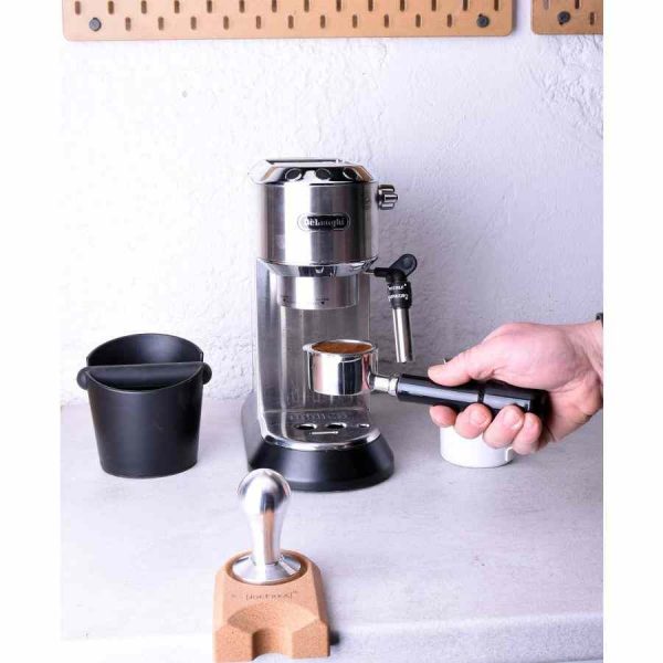 Porta-filtro nu JoeFrex Bottomless para DeLonghi Dedica, em madeira de nogueira - Acessório de alta qualidade para café expresso.