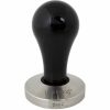 Compacto e elegante, o Tamper convexo JoeFrex 58 mm em preto pop é essencial para um café perfeito. Aproveite o melhor da qualidade!