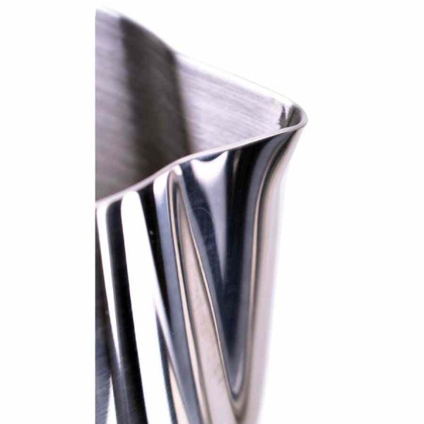 Jarro de leite JoeFrex com balança - Acessório premium para baristas exigentes. Ideal para criar espuma de leite perfeita. Compra online.