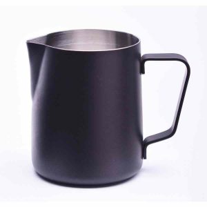 Jarro de leite JoeFrex de 350 ml com revestimento em pó para espumar leite de forma profissional. Acessório premium para baristas exigentes.