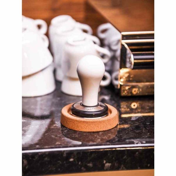 Apoio para Prensador JoeFrex, Cortiça - Suporte elegante para prensador de café, ideal para manter a ordem na cozinha. Produto de qualidade premium. Compre online!