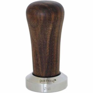 Tamper JoeFrex com alça de madeira para café expresso, acessório de alta qualidade para baristas exigentes no seu café em casa.