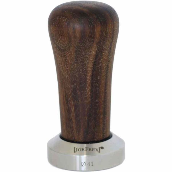 Tamper JoeFrex com alça de madeira para café expresso, acessório de alta qualidade para baristas exigentes no seu café em casa.