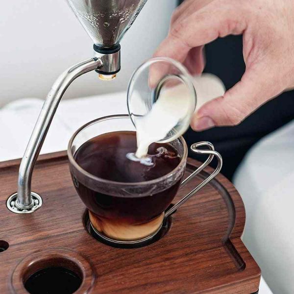 Despertador Joy Resolve Barisieur para café e chá - Uma maneira elegante de começar o dia com o seu despertador e cafeteira integrados. Aproveite a sua chávena de café ou chá quente enquanto acorda suavemente. Ideal para uma rotina matinal relaxante e revigorante.