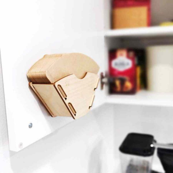 Porta-filtro de café de madeira de bétula, design KOLO x Crema - Elegância e funcionalidade para o seu café matinal.
