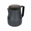 Jarra de Leite Motta Carbon Look 500 ml - Design exclusivo para a sua cozinha. Compre já esta jarra de leite de alta qualidade!