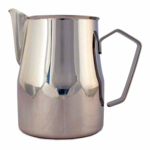 Jarro de leite em aço inoxidável Motta Europa, elegante e durável para baristas exigentes. Ideal para espumar leite de alta qualidade.