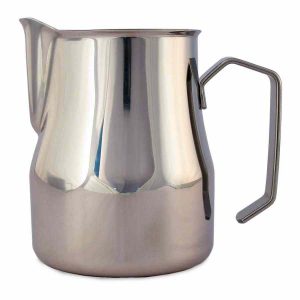 Jarro de leite em aço inoxidável Motta Europa para baristas experientes. Ideal para espumar leite para um café perfeito. Compre já!