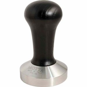 Compactador Motta 58 mm com cabo de madeira, cor preta - acessório premium para café. Garanta o seu agora na nossa loja online!