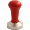 Motta Tamper 58 mm com cabo de madeira em vermelho, utensílio premium para café expresso, compacta e resistente.