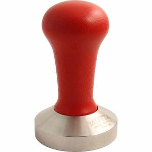 Motta Tamper 58 mm com cabo de madeira em vermelho, utensílio premium para café expresso, compacta e resistente.