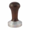Compacte café com perfeição com o Motta Tamper de Cabo de Madeira. Utensílio de alta qualidade para melhorar a sua experiência de café.