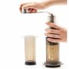 Moedor manual compacto Rhino Coffee Gear com adaptador AeroPress - Design robusto para um café perfeito em casa ou em viagem. Ideal para amantes de café exigentes.