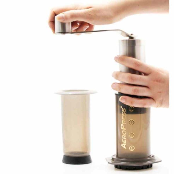 Moedor manual compacto Rhino Coffee Gear com adaptador AeroPress - Design robusto para um café perfeito em casa ou em viagem. Ideal para amantes de café exigentes.