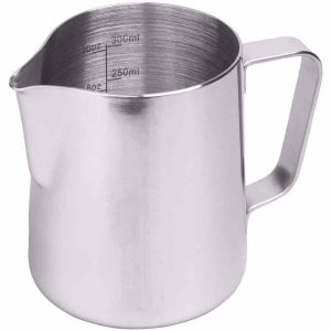 Fotografia de Jarro profissional em aço inoxidável Rhinowares para baristas exigentes. Ideal para fazer latte art. Compre online agora!