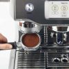 Máquina de café Sage The Oracle Touch, a melhor escolha para um espresso perfeito em casa. Encante-se com a qualidade e versatilidade desta máquina de café automática. Aproveite!