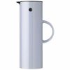 Jarro a vácuo Stelton EM77 1,0 l - Design elegante para manter as bebidas quentes ou frias por mais tempo. Perfeito para casa ou escritório.