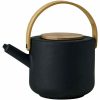 Bule Stelton Theo 1,25 l em cerâmica preta elegante para chá quente ou frio. Design escandinavo premium para a sua cozinha. Compre já!