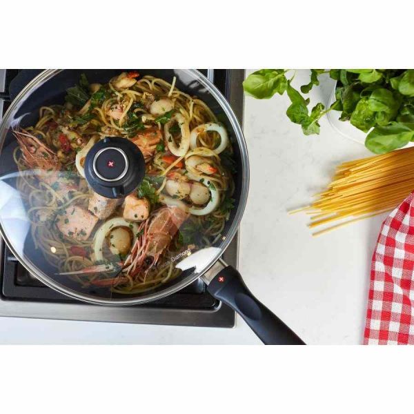 Frigideira Swiss Diamond XD Classic+ por indução com tampa 28 cm / 4,2 l - Revestimento antiaderente de qualidade premium para cozinhar com facilidade e estilo.