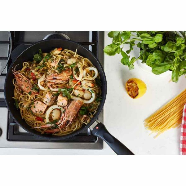 Frigideira Swiss Diamond XD Classic+ por indução 28 cm com tampa - Qualidade premium para cozinhar em grande estilo! Compre já online.
