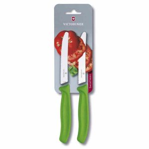 Conjunto de 2 facas de tomate da Victorinox, perfeitas para cortar com precisão. A qualidade suíça ao seu alcance. Ideal para amantes da cozinha!