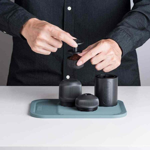 Tapete de Café Wacaco para uma experiência de café sofisticada em casa. Adequado para cafeteiras de alta qualidade. Adquira já!