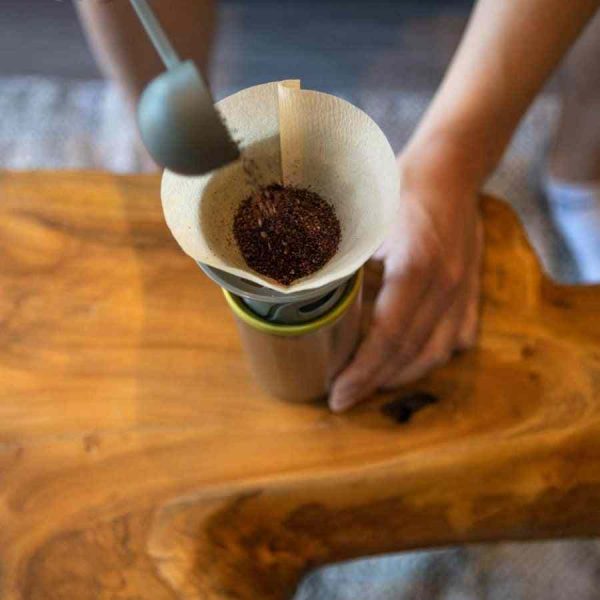 Cafeteira portátil Wacaco Cuppamoka para café fresco on-the-go - Compatível com café moído ou cápsulas. Ideal para viagens.