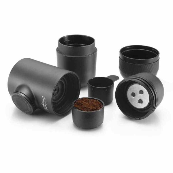 Máquina de café expresso portátil de alta qualidade para grãos moídos - Wacaco Minipresso GR, ideal para uso em viagens ou ao ar livre.