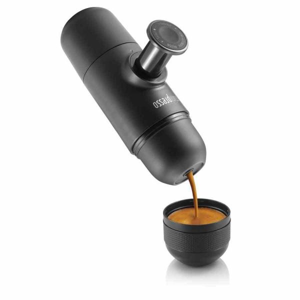 Máquina de café expresso portátil de qualidade Wacaco Minipresso GR para apreciar um café moído fresco em qualquer lugar. Ideal para viagens e aventuras! 🌟