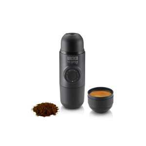 Máquina de café expresso portátil de alta qualidade - Wacaco Minipresso GR, ideal para saborear café moído fresco em qualquer lugar.