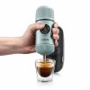 Máquina de café expresso portátil Wacaco Nanopresso Elements Chill White com capa protetora - Desfrute do seu café em qualquer lugar!