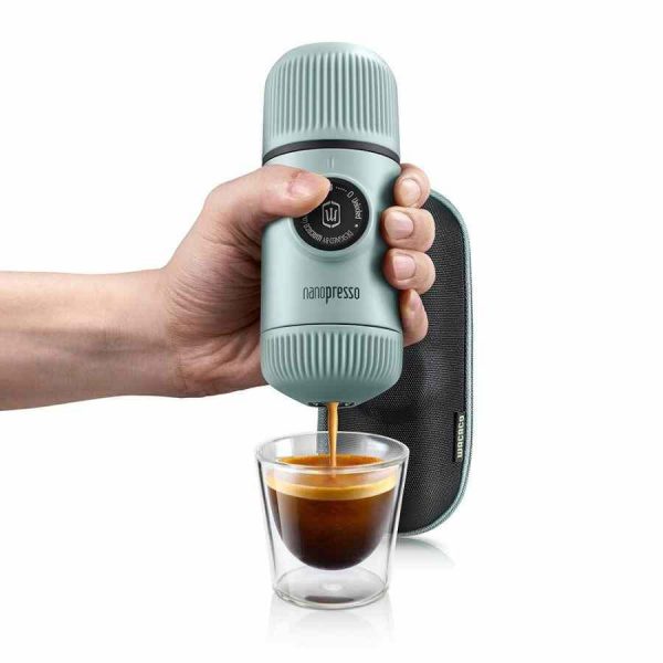 Máquina de café expresso portátil Wacaco Nanopresso Elements Chill White com capa protetora - Desfrute do seu café em qualquer lugar!