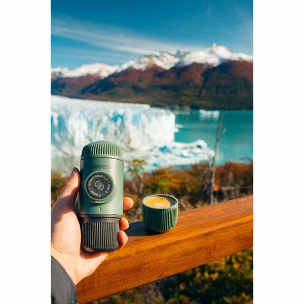 Máquina de café portátil Wacaco Nanopresso Elements Chill White, com capa protetora. Café expresso de qualidade onde quer que esteja!