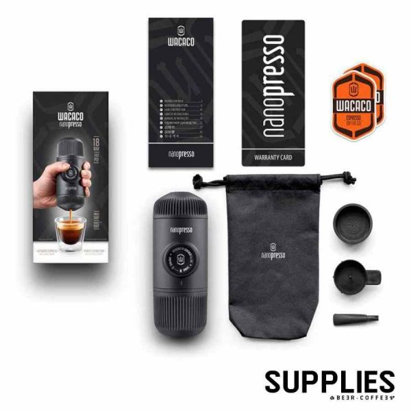 Máquina de café expresso portátil Wacaco Nanopresso com bolsa em cinza, ideal para amantes de café. Aproveite seu café favorito em qualquer lugar!