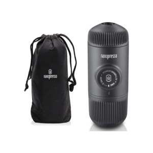 Compacta e poderosa, Máquina de café expresso portátil Wacaco Nanopresso em cinza com bolsa incluída. Desfrute de café excepcional em movimento!