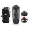 Máquina de café expresso portátil Wacaco Nanopresso em cinza, perfeita para viagens. Inclui adaptador NS e bolsa compacta. Aprecie café fresco em qualquer lugar!