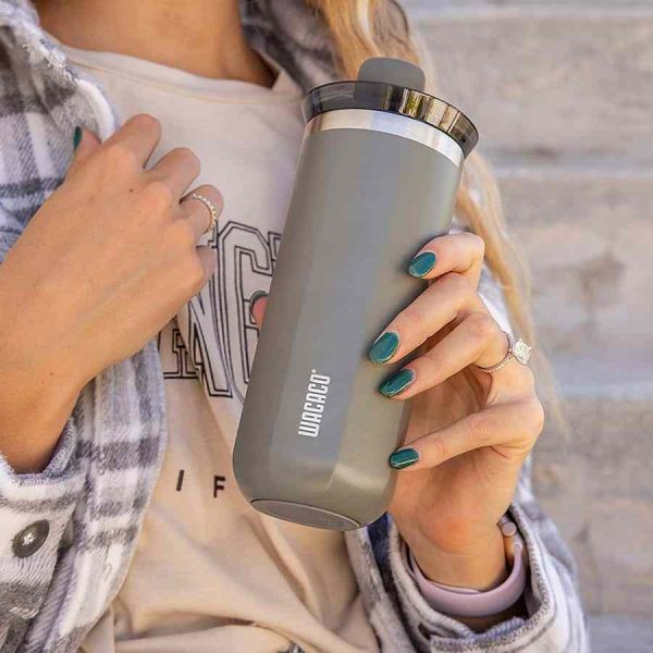 Caneca isolada a vácuo Wacaco Octaroma Lungo 300 ml, cor cinza escuro para bebidas quentes e frias. Ideal para viagens e escritório.