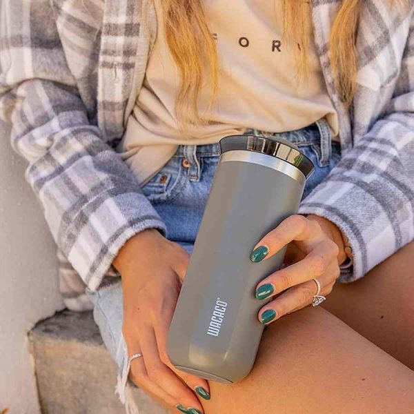 Caneca isolada a vácuo Wacaco Octaroma Lungo 300 ml, cor cinza escuro - Mantenha suas bebidas quentes por mais tempo com estilo e qualidade premium. Perfeita para café longo.