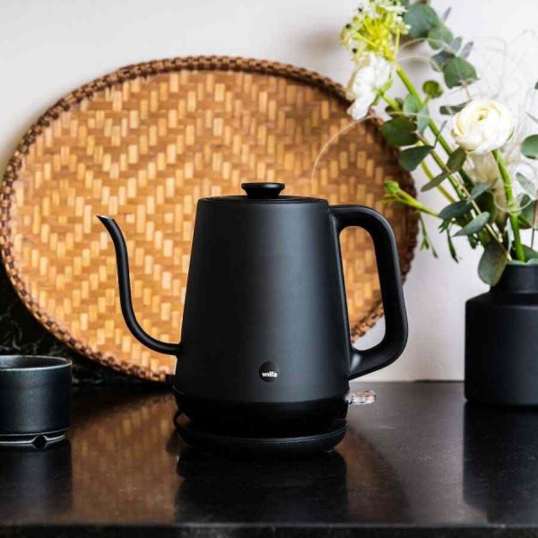 Chaleira elétrica Wilfa Svart Pour WSPOK-1000B, 0,8 l, cor preta, design elegante e funcional para o seu dia a dia. Compre já esta chaleira de alta qualidade!